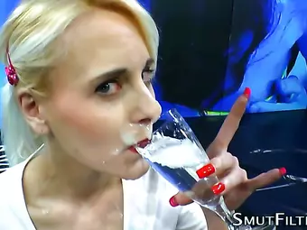  Bak annem erkek arkadaşımın ne kadar zengin olduğuna bak ne olursa?