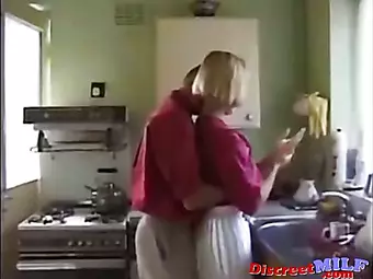 ifşa Isabella partide erkeklerin kalabalık yaraks emdi